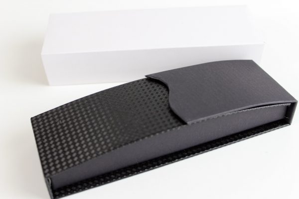 Geschenkkarton schwarz carbon design mit Magnetverschluss 1