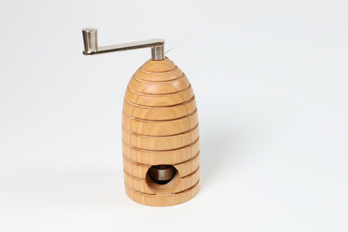 Muskatmühle aus Buchenholz in Form eines Bienenkorbes 12cm