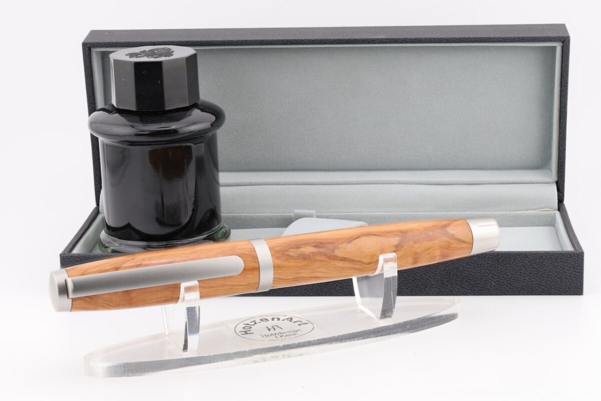Exklusiver Kolbenfüller aus Edelstahl und Olivenholz
