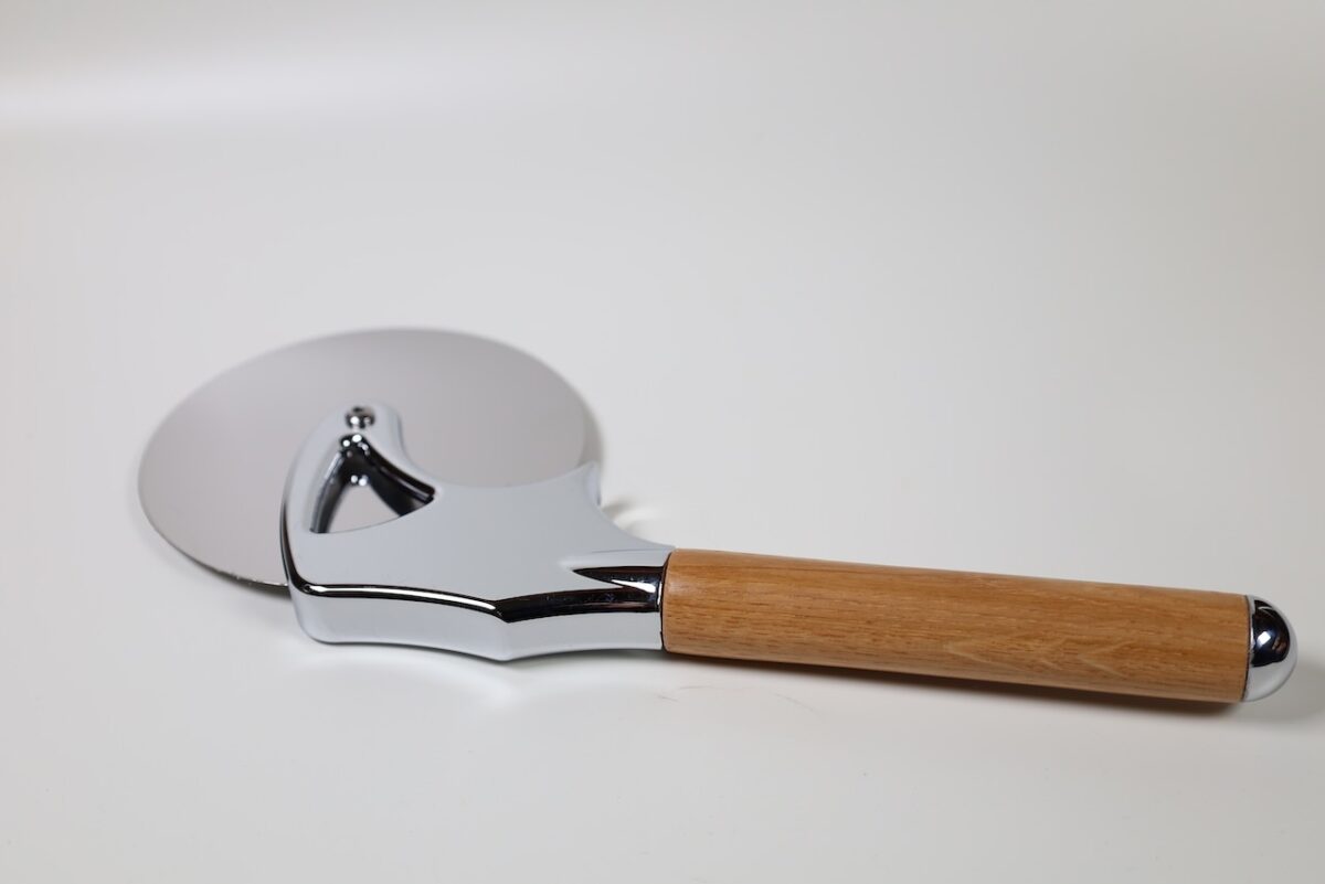Exklusiver Pizzaroller mit 10cm Klinge aus Edelstahl und Eichenholz