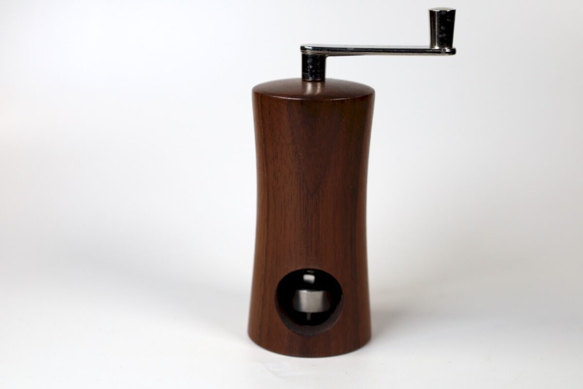 handgedrechselte Muskatmühle aus Nussbaumholz