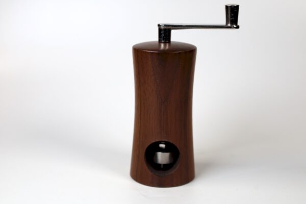 handgedrechselte Muskatmühle aus Nussbaumholz