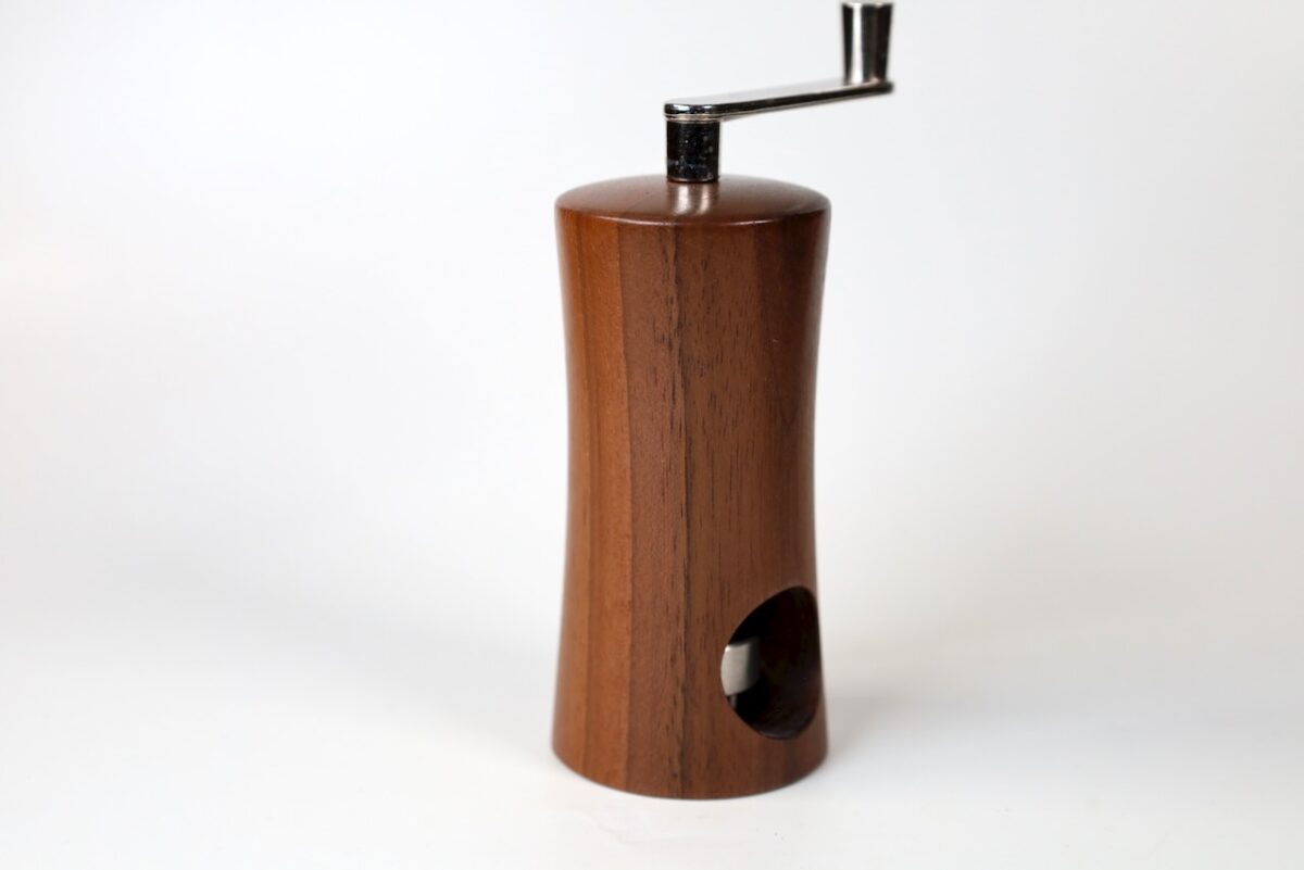 handgedrechselte Muskatmühle aus Nussbaumholz