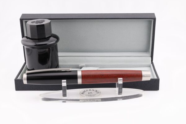 Exklusiver Kolbenfüller aus Edelstahl und Bloodwood und Ebonit