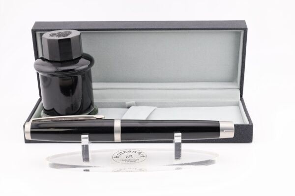 Exklusiver Kolbenfüller aus Edelstahl und Ebonit