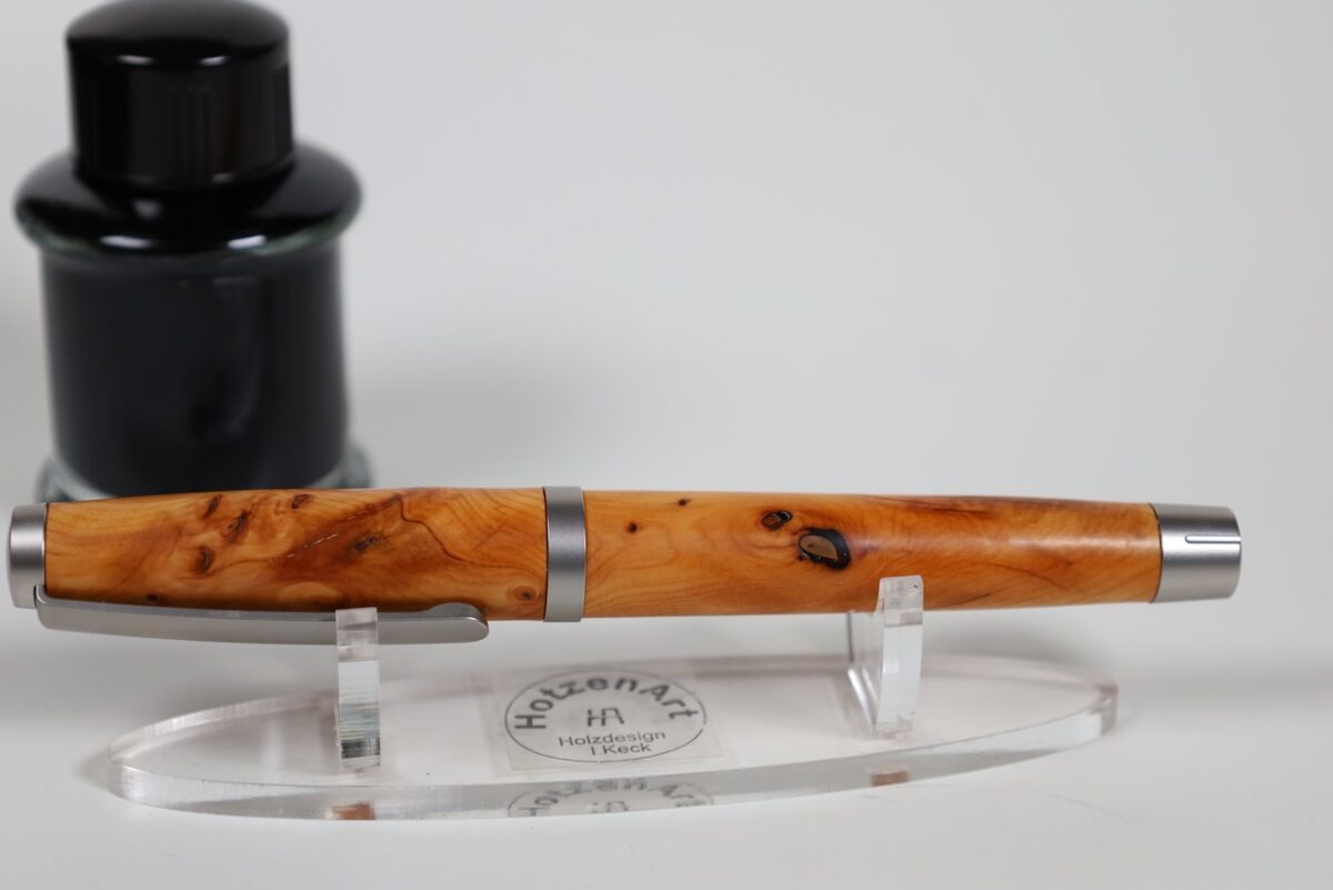 Exklusiver Kolbenfüller aus Edelstahl und Eiben Maserholz