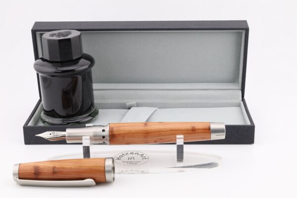 Exklusiver Kolbenfüller aus Edelstahl und Wacholderholz