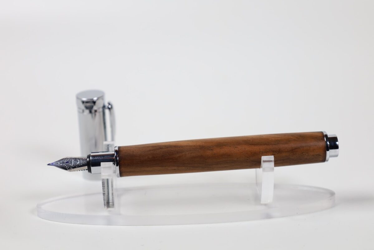 Exklusiver Füller aus Nussbaumholz mit Magnetkappe