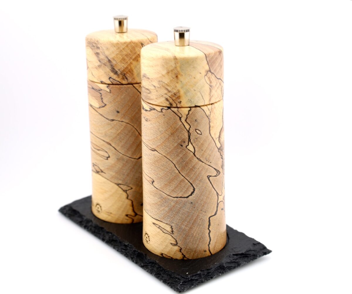 Außergewöhnliches Gewürzmühlenset aus Landkartenbuche mit Schweizer Edelstahlmahlwerken