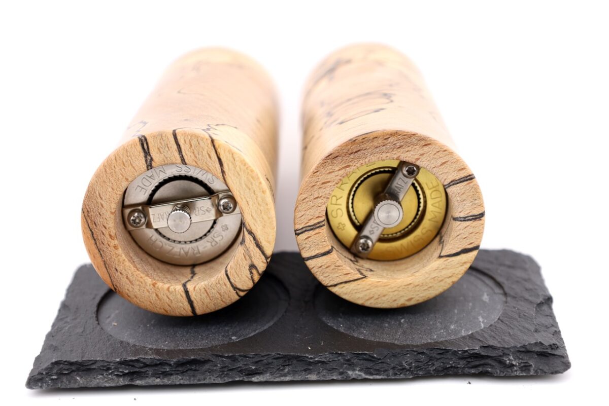 Außergewöhnliches Gewürzmühlenset aus Landkartenbuche mit Schweizer Edelstahlmahlwerken