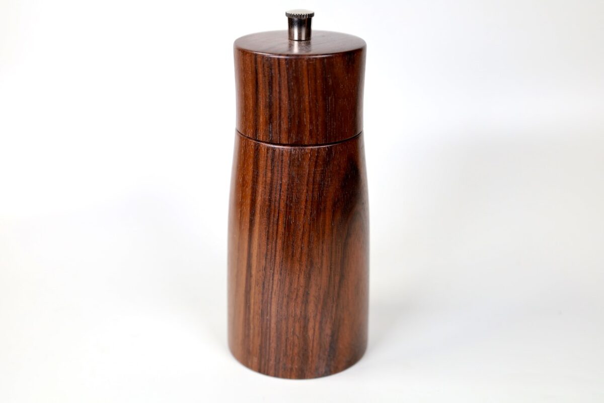 Plastikfreie Gewürzmühle aus Nussbaumholz