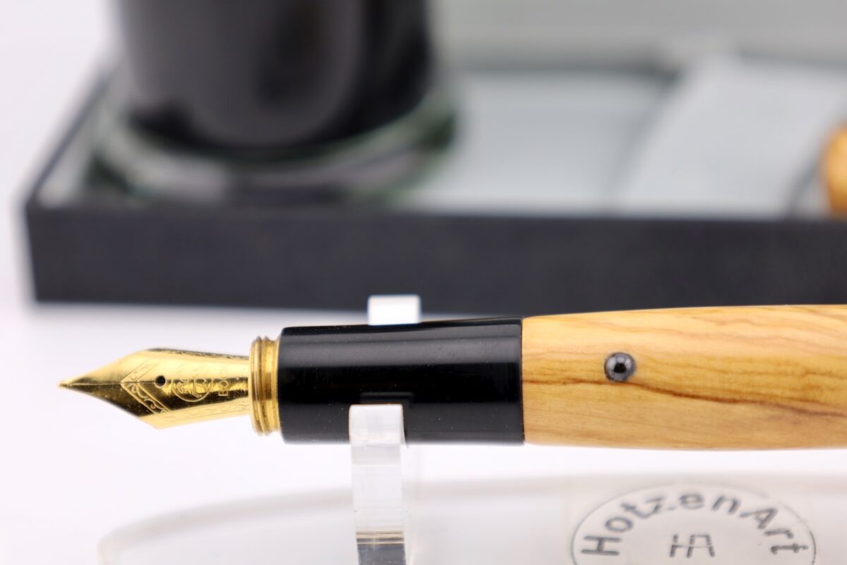 Exklusiver Füllfederhalter aus Olivenholz