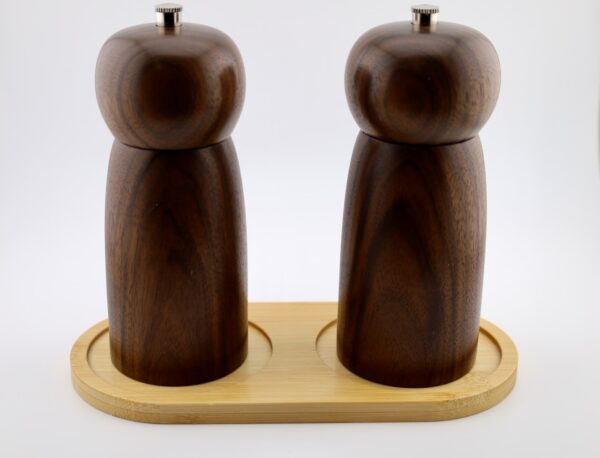 Gewürzmühlenset aus Nussbaumholz