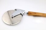 Exklusiver Profi Pizzaroller aus Edelstahl mit Olivenholzgriff