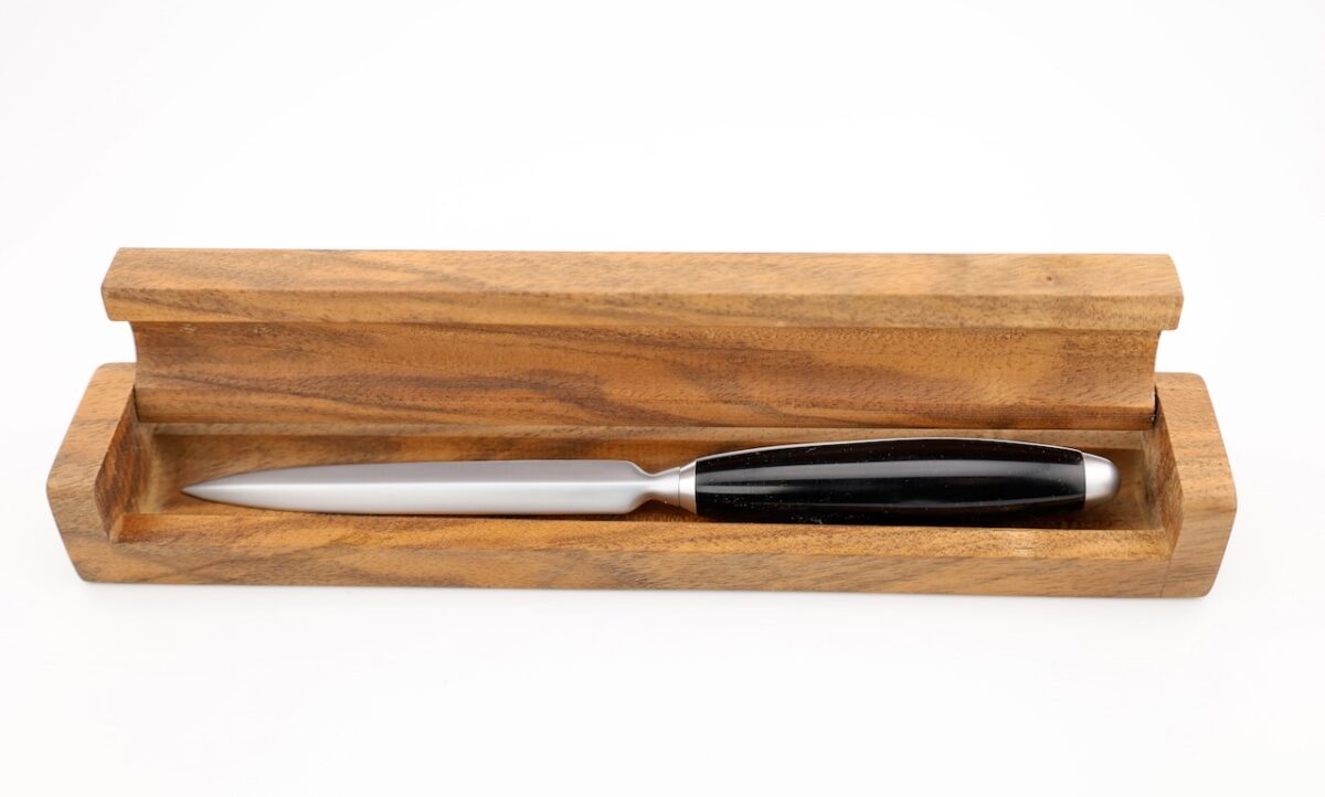 Eleganter Brieföffner mit Ebonitgriff in einem exklusivem Nussbaumetui