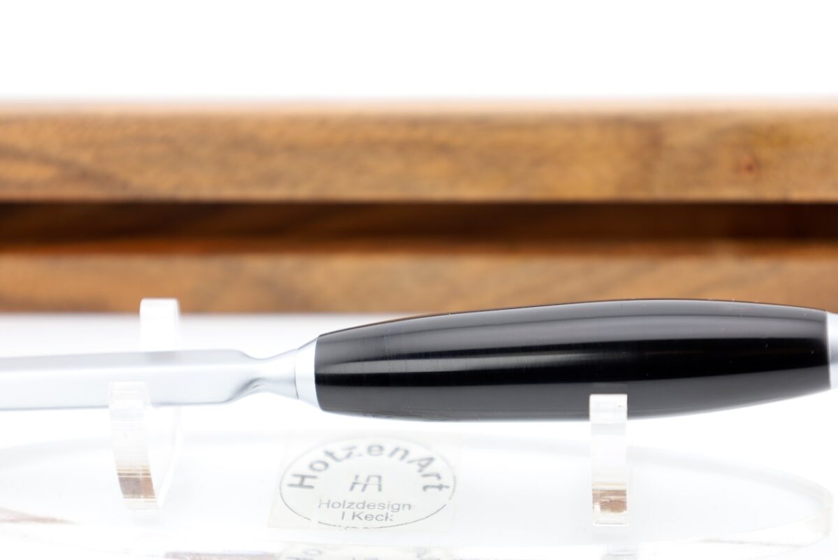 Eleganter Brieföffner mit Ebonitgriff in einem exklusivem Nussbaumetui