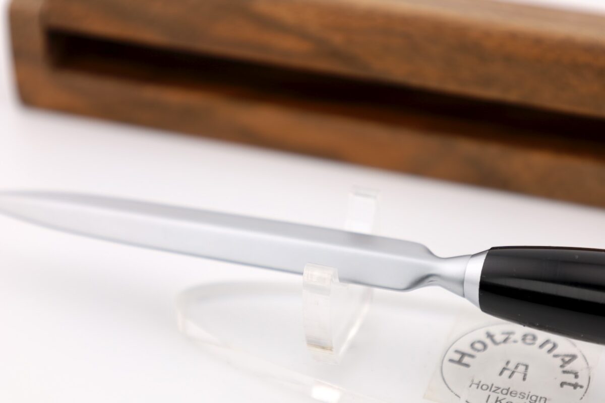 Eleganter Brieföffner mit Ebonitgriff in einem exklusivem Nussbaumetui