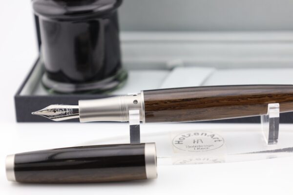 Exklusiver Kolbenfüller aus Edelstahl und Mooreiche