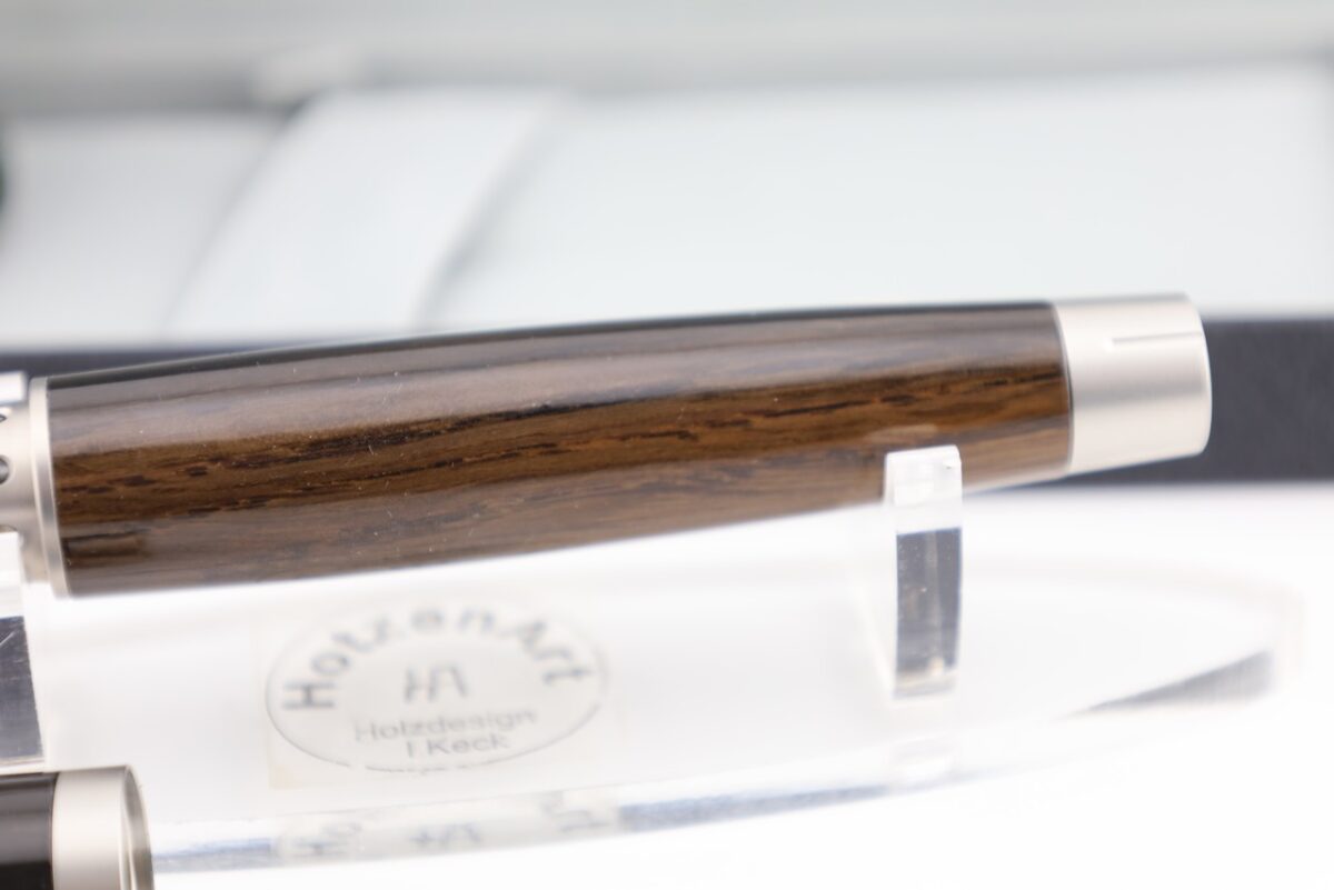 Exklusiver Kolbenfüller aus Edelstahl und Mooreiche