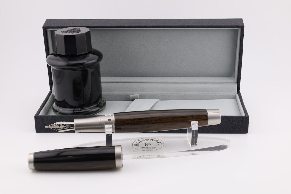 Exklusiver Kolbenfüller aus Edelstahl und Mooreiche