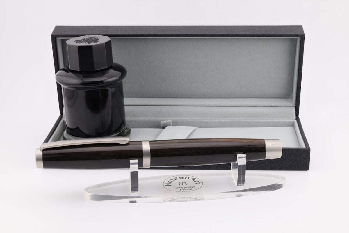 Exklusiver Kolbenfüller aus Edelstahl und Mooreiche