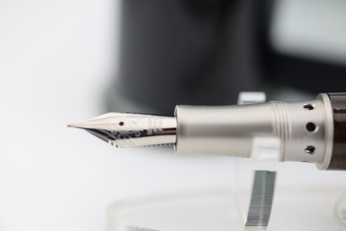 Exklusiver Kolbenfüller aus Edelstahl und Ziricote