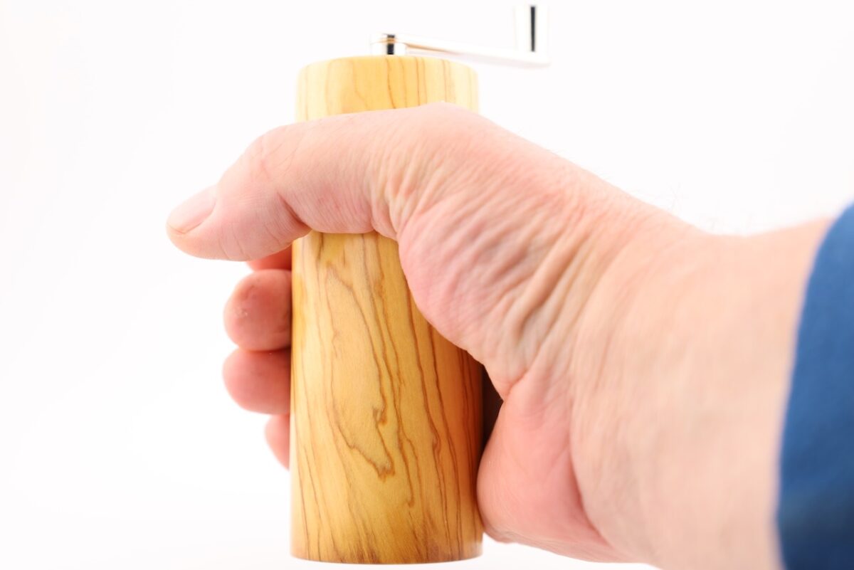 Exklusive Muskatmühle aus Olivenholz mit Schraubgewinde und Schweizer Mahlwerk