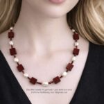 Elegante Würfelkette aus Amaranth und Süßwasserperlen