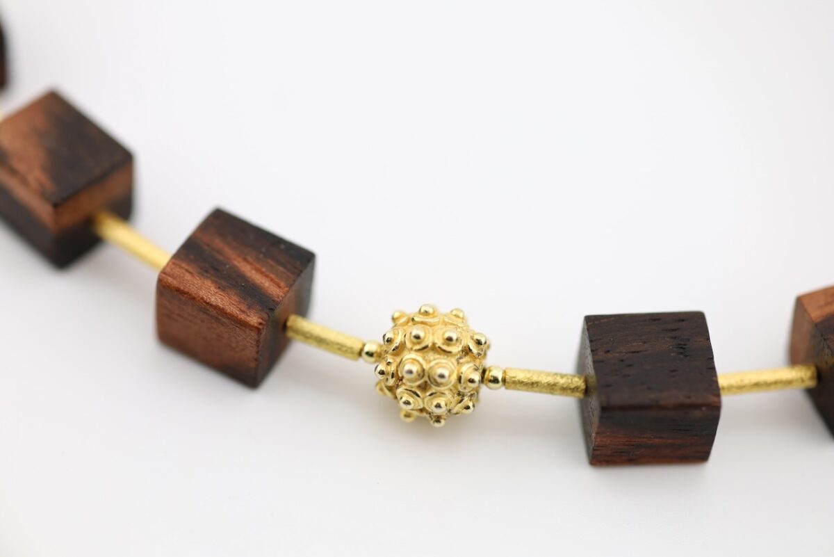 Edle Würfelkette aus Makassar Ebenholz und Goldelementen