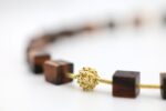 Edle Würfelkette aus Makassar Ebenholz und Goldelementen