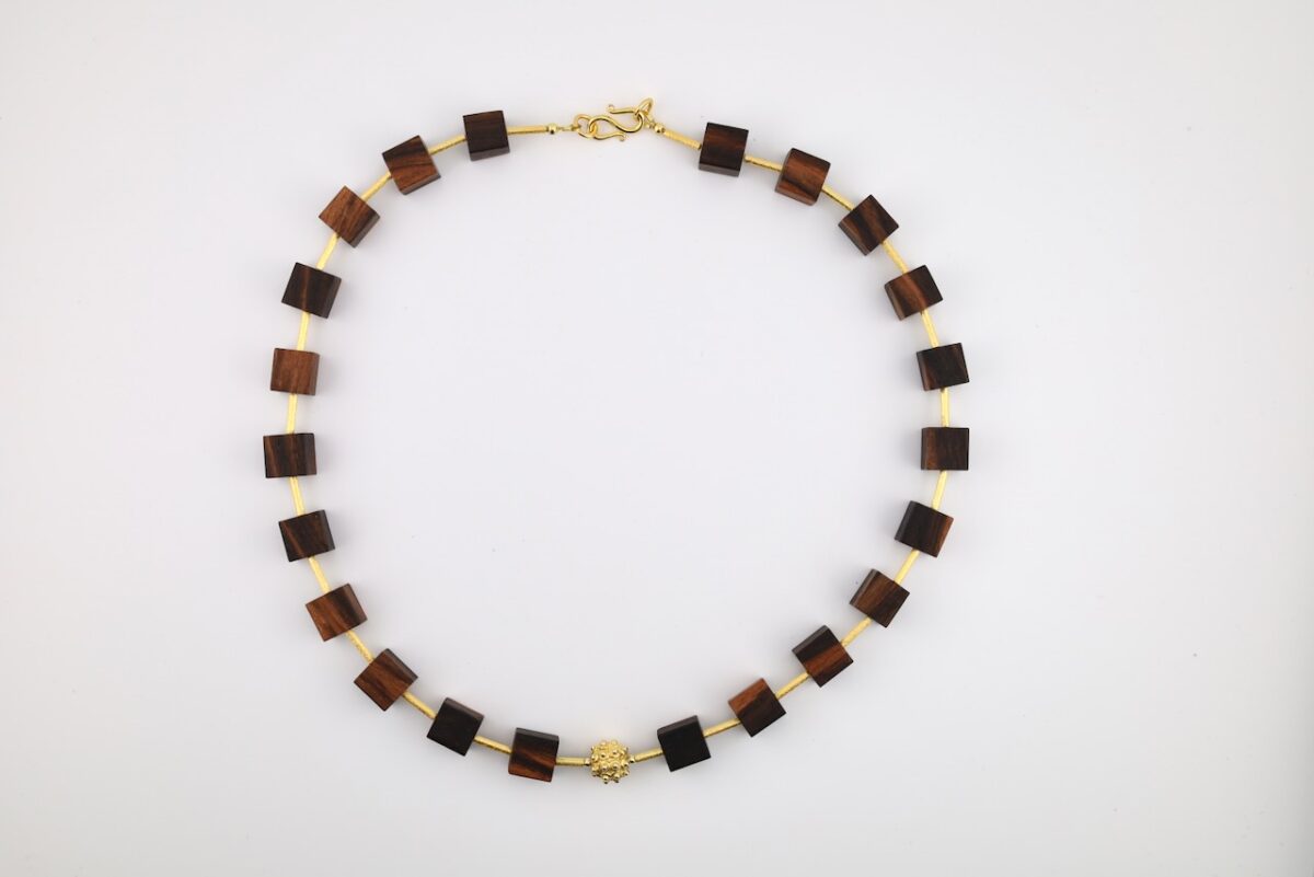 Edle Würfelkette aus Makassar Ebenholz und Goldelementen