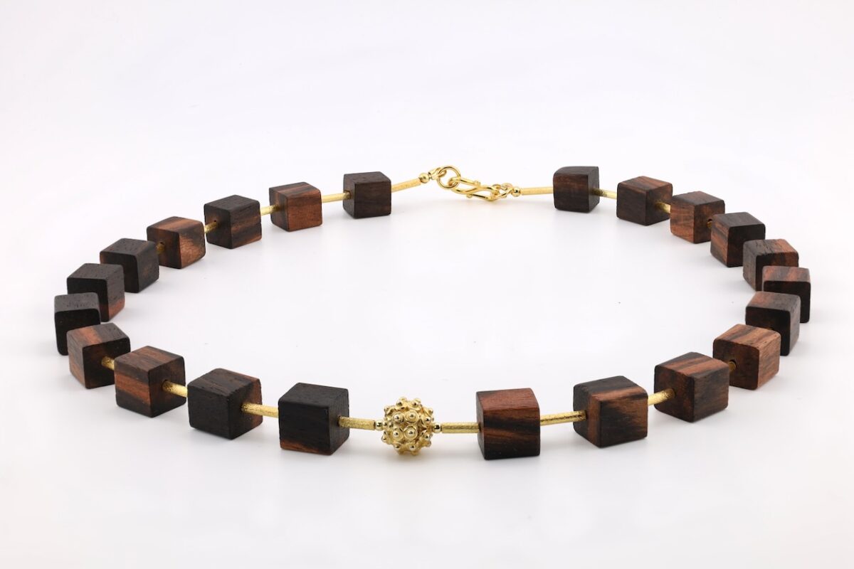 Sehr edle Würfelkette aus Makassar Ebenholz und Goldakzenten