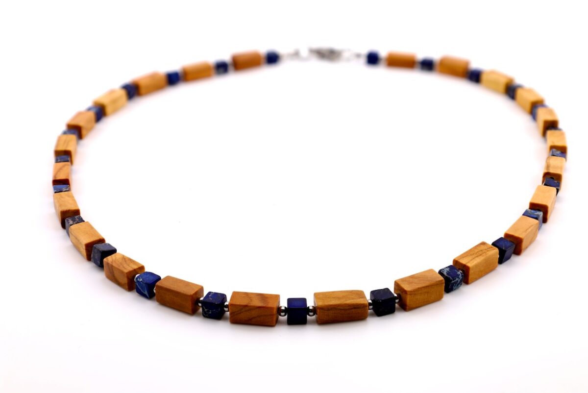 Exklusive Würfelkette aus Olivenholz und Lapislazuli