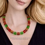 Elegante Würfelkette aus Pau Rosa Holz und Glasperlen