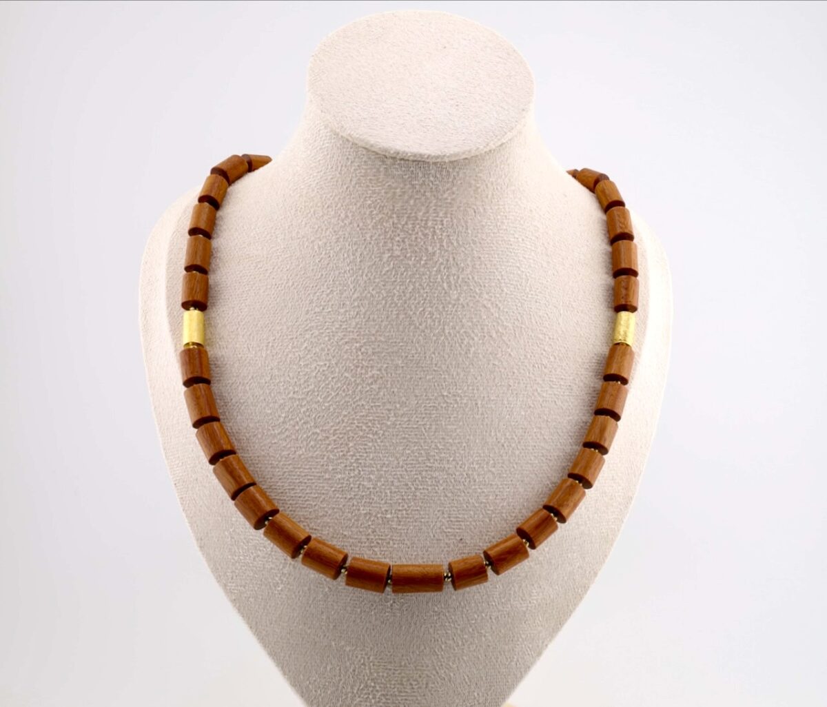 Exklusive Holzkette aus Pau Rosa Holz und Goldelementen