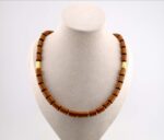 Exklusive Holzkette aus Pau Rosa Holz und Goldelementen