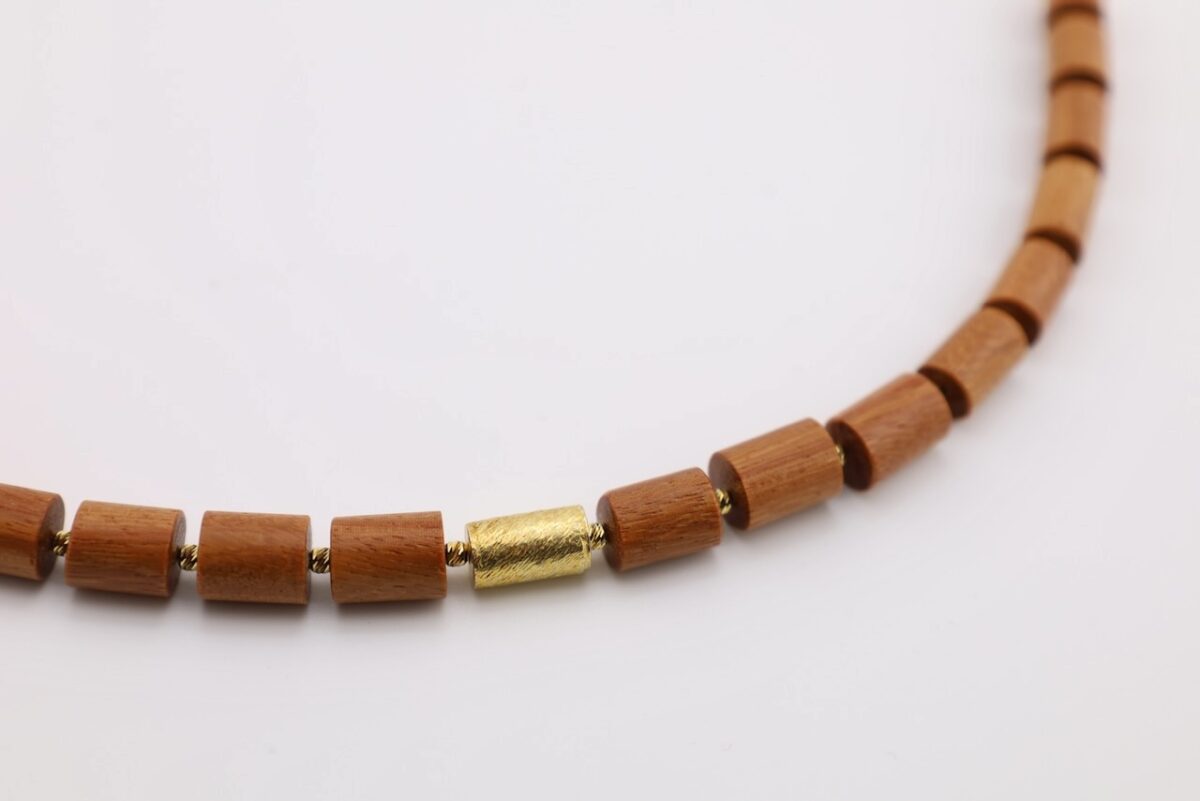 Exklusive Holzkette aus Pau Rosa Holz und Goldelementen