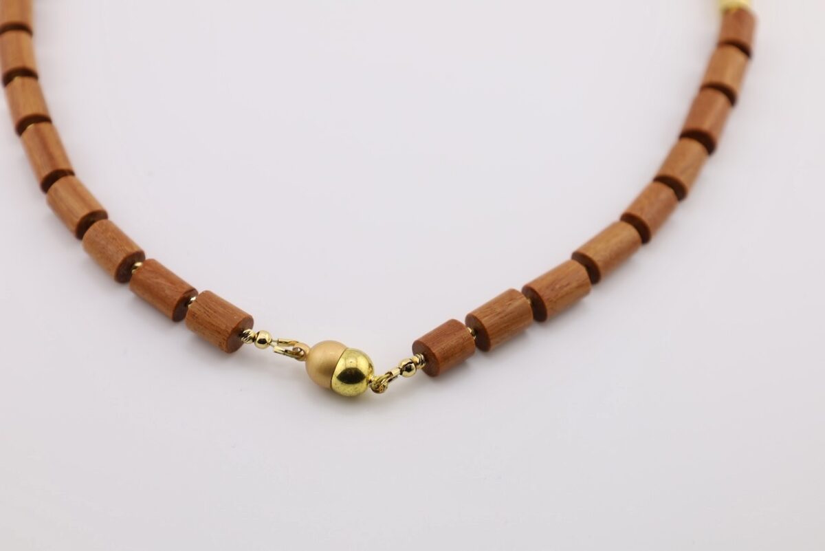Exklusive Holzkette aus Pau Rosa Holz und Goldelementen
