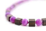 Exklusive Würfelkette aus Ziricoteholz und lila Glasperlen