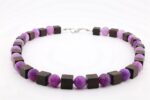 Holzwürfelkette aus Ziricote mit lila Glasperlen handgemacht