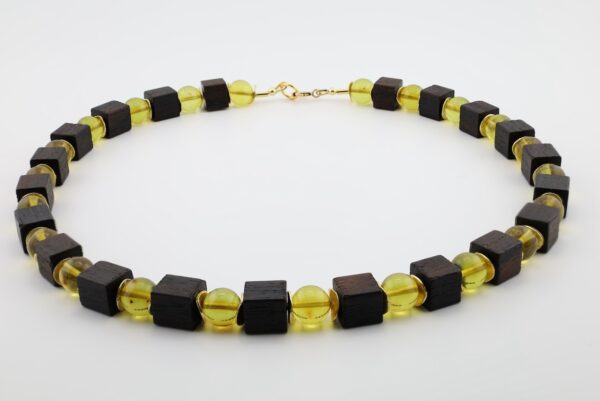 Edle Würfelkette aus Ziricoteholz und grünem Bernstein