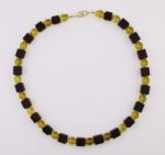 Edle Würfelkette aus Ziricoteholz und grünem Bernstein