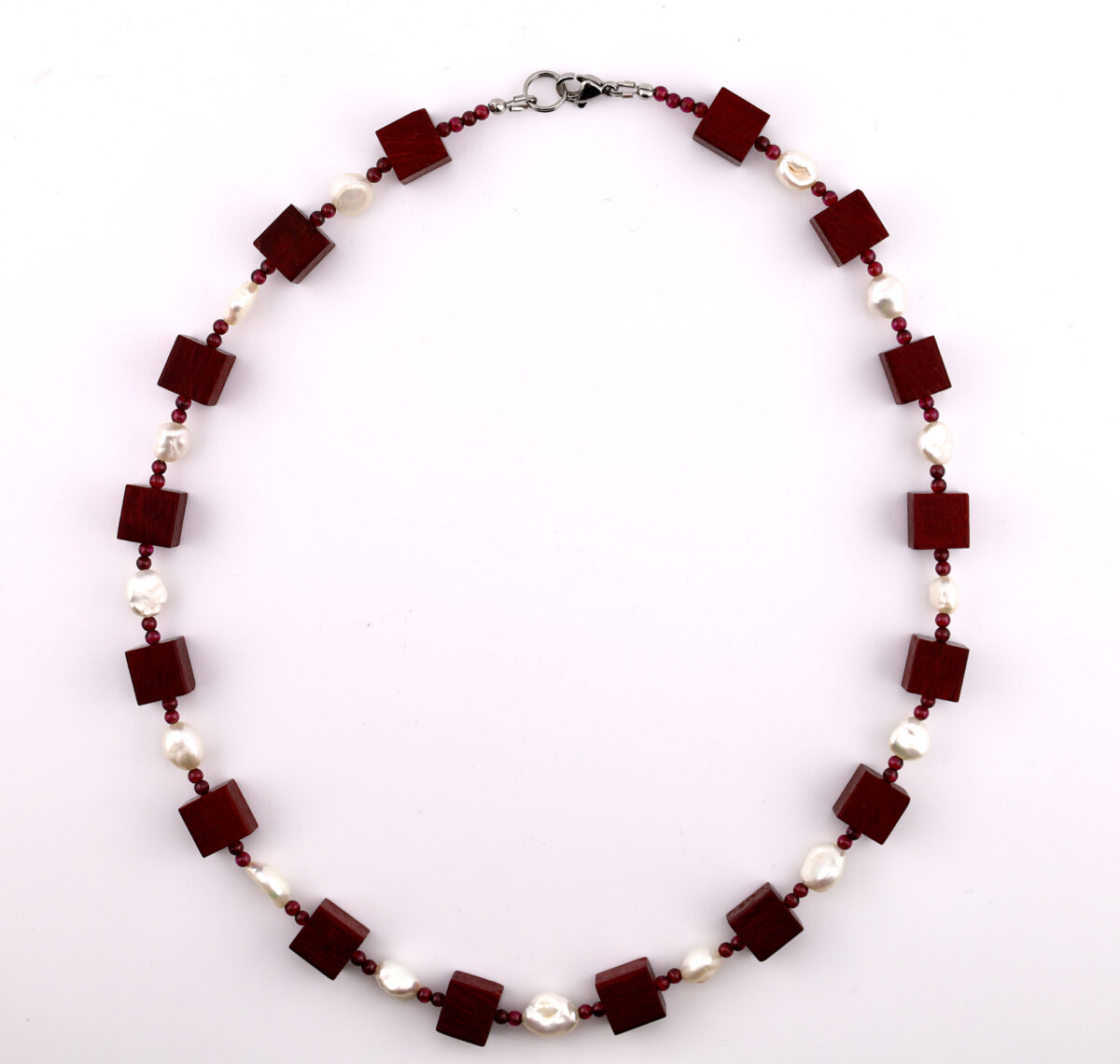 Elegante Würfelkette aus Amaranth und Süßwasserperlen