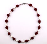 Elegante Würfelkette aus Amaranth und Süßwasserperlen