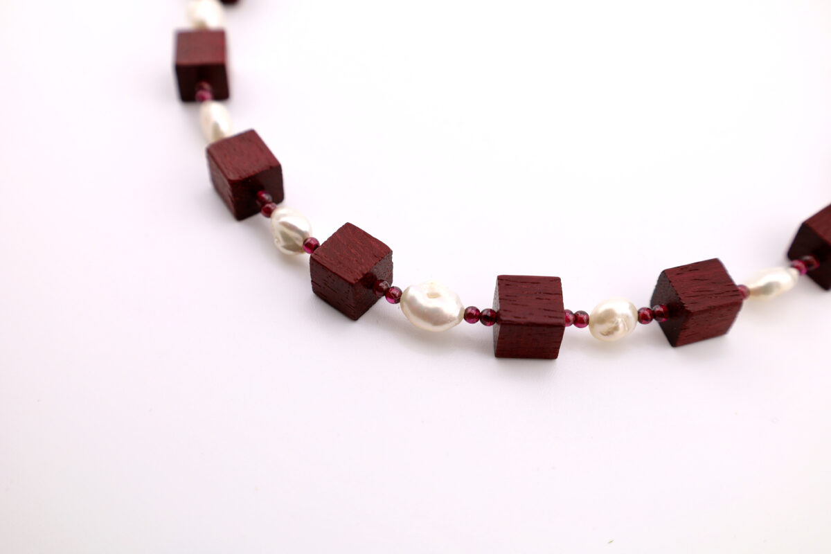 Elegante Würfelkette aus Amaranth und Süßwasserperlen