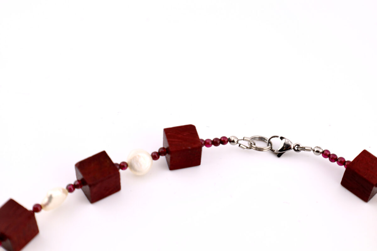 Elegante Würfelkette aus Amaranth und Süßwasserperlen