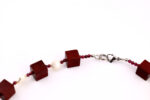 Elegante Würfelkette aus Amaranth und Süßwasserperlen