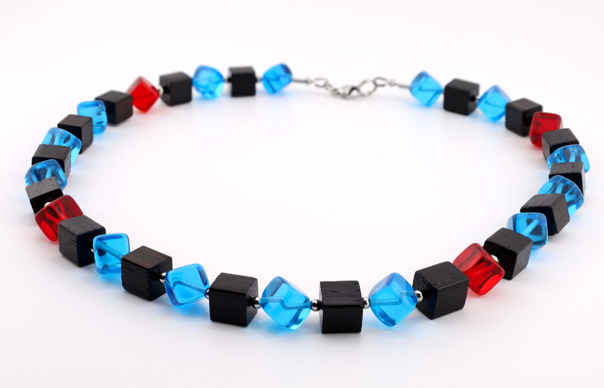 Ausdrucksstarke Würfelkette aus Grenadilholz und Glasperlen