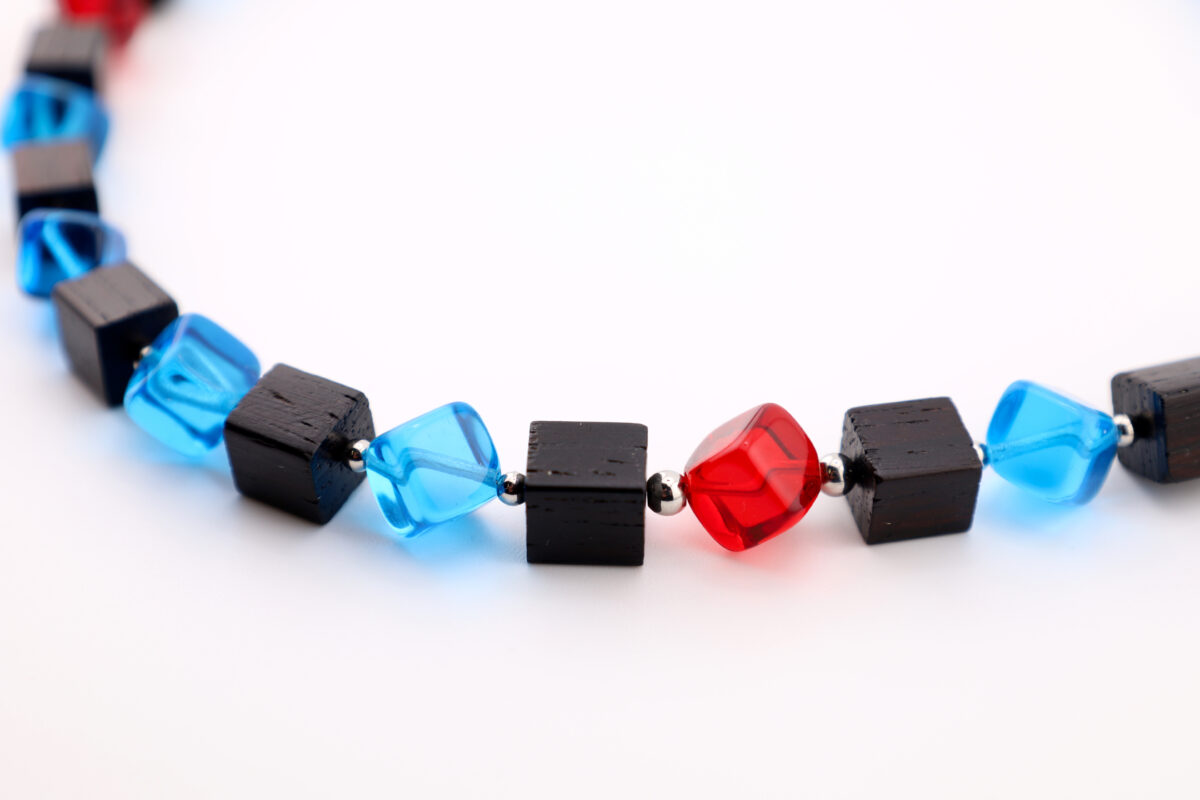 Ausdrucksstarke Würfelkette aus Grenadilholz und Glasperlen