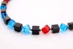 Ausdrucksstarke Würfelkette aus Grenadilholz und Glasperlen